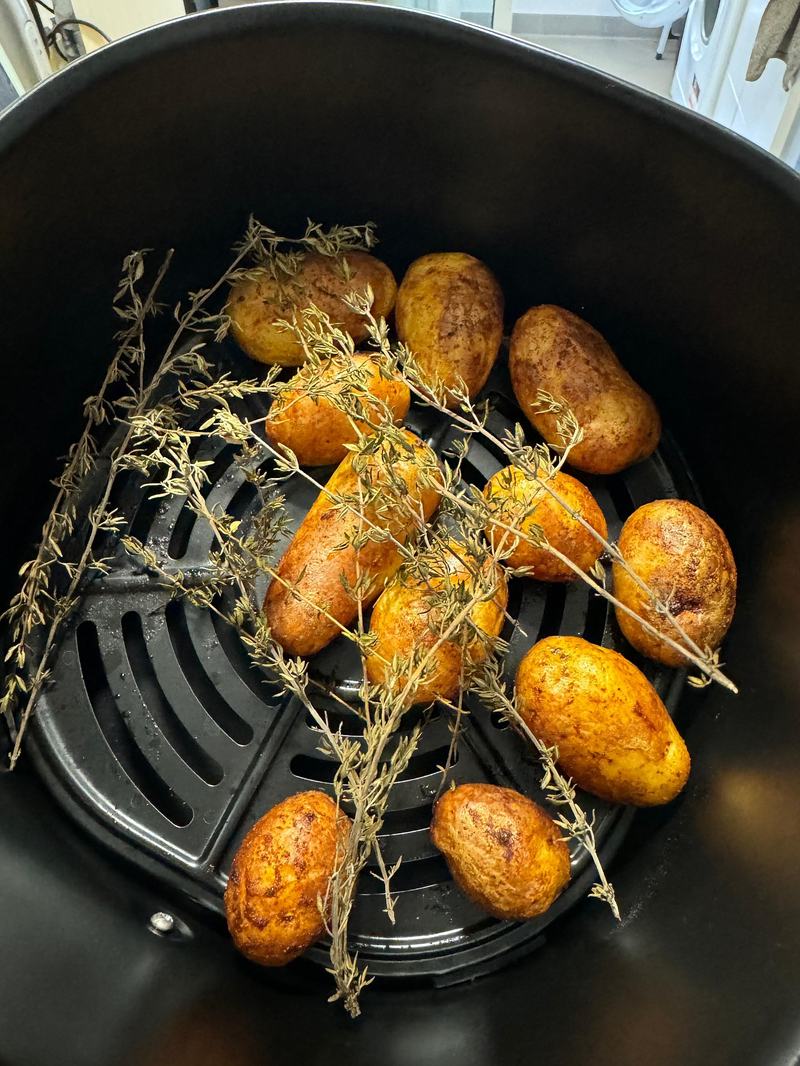 Knusprig gegarte Kartoffeln in einer Heißluftfritteuse