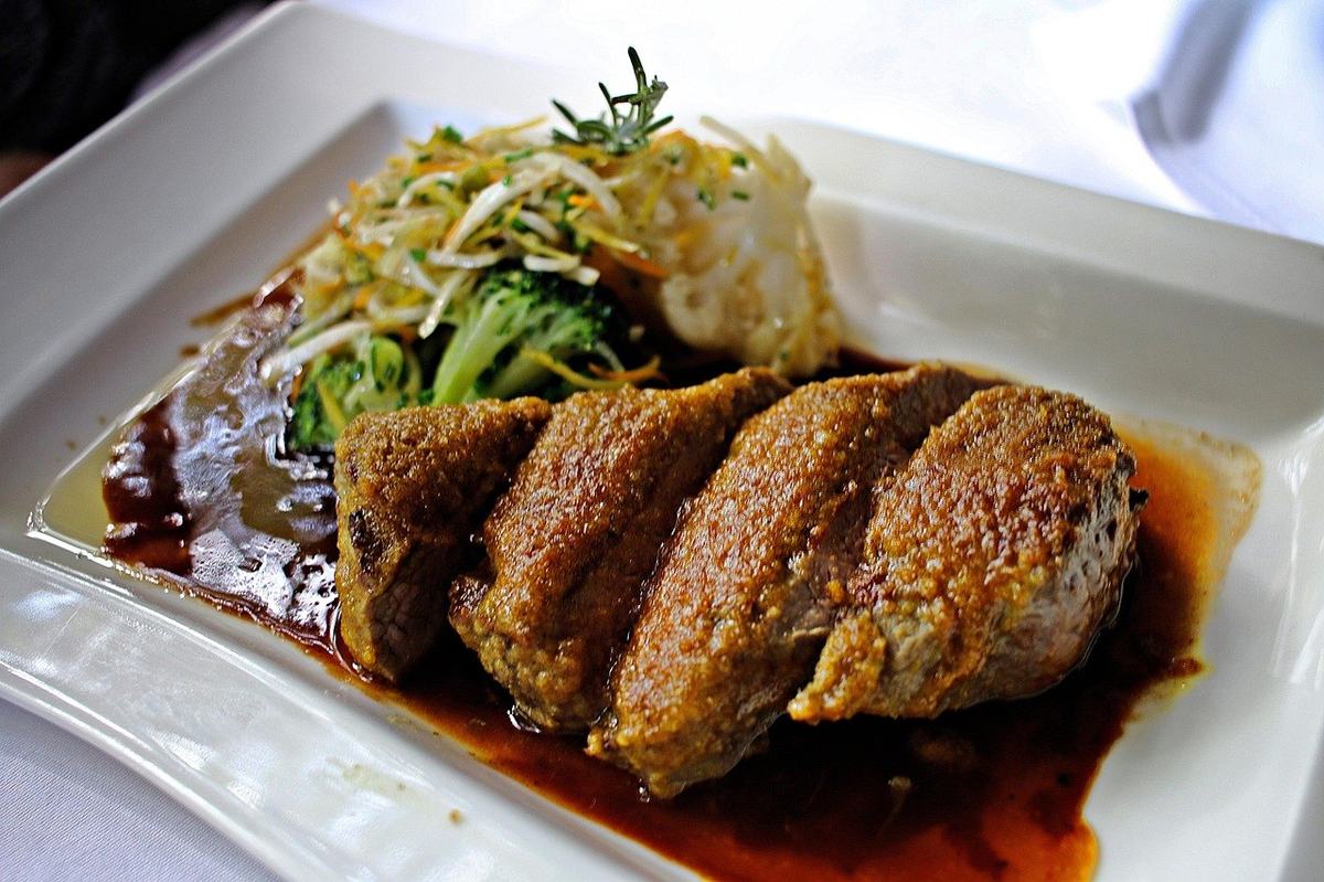 Zwei rohe Rindersteaks mit breitem Fettrand in einer Grillpfanne